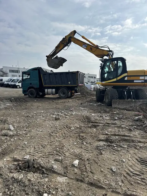 Самоскид та екскаватор BudExpress під час робіт на майданчику