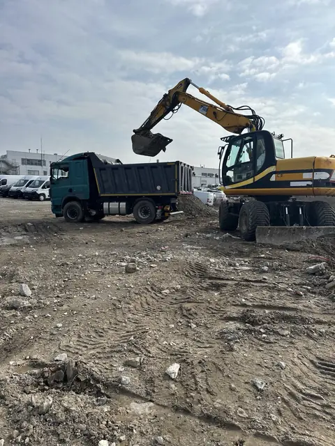 Самоскид та екскаватор BudExpress під час робіт на майданчику