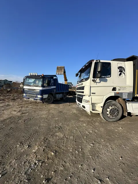 Самоскид та екскаватор BudExpress під час робіт на майданчику
